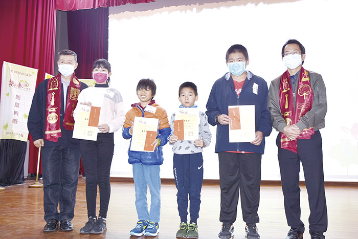 靈鷲山普仁獎經過嚴格甄選，金門縣今年有12位學童獲此殊榮。（詹宗翰攝）