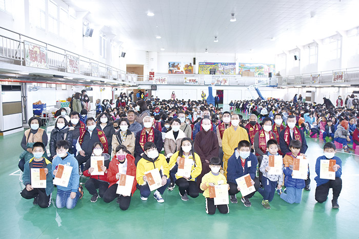 縣內12名今年獲得普仁獎的學童與來賓一同合影。（詹宗翰攝）