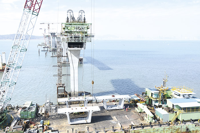 內政部邱昌嶽常務次長率內政部土地徵收審議小組委員一行抵金，走訪現勘金門大橋金寧端區段徵收取得用地興建大橋情形。（李金鎗攝）