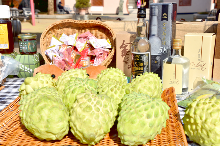 別名「蜜釋迦」的鳳梨釋迦，甜中帶酸，先前多是出口，今年因為疫情影響，轉而內銷，反嘉惠國內的消費者。（詹宗翰攝）