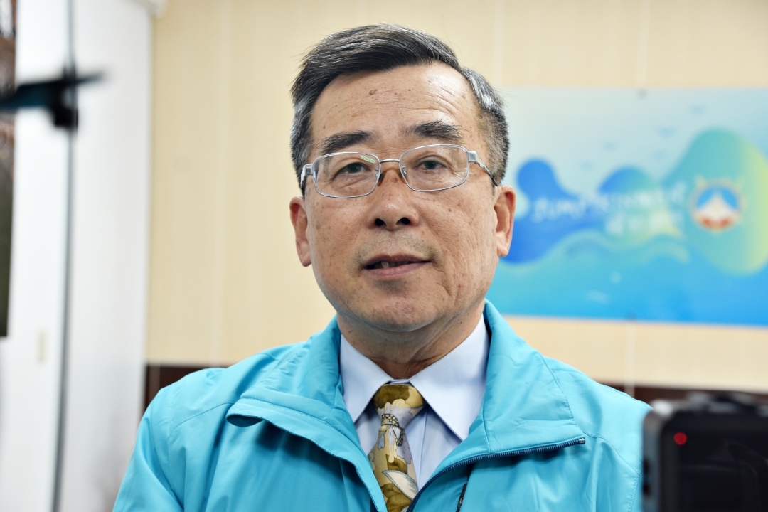 縣府代理秘書長陳朝金向各界說明金門因應疫情相關作為。(翁維智攝)