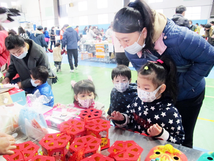 金寧中小學附幼與國小部聯合舉辦年貨大街—寒冬送暖活動,共同體驗辦年貨。(李金鎗攝)