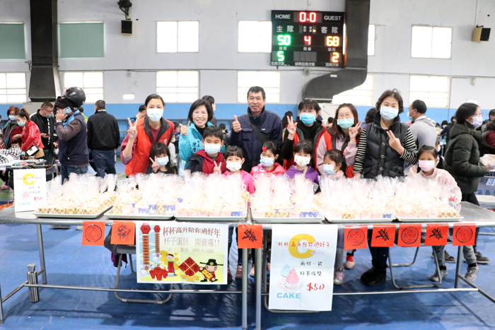 金寧中小學附幼與國小部聯合舉辦年貨大街—寒冬送暖活動,共同體驗辦年貨。(李金鎗攝)