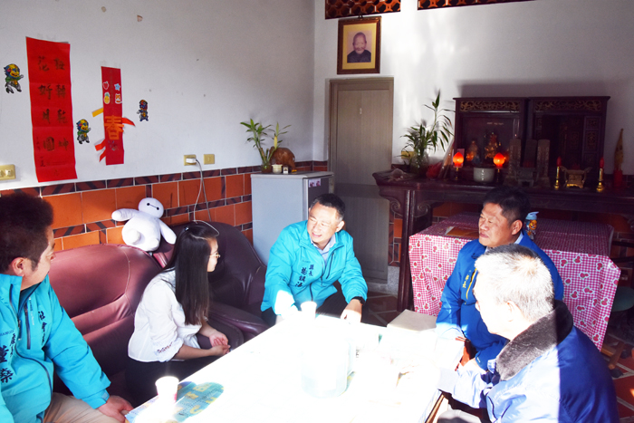 縣長楊鎮浯由董燊處長與楊忠俊鄉長等人陪同慰問金寧鄉親。（李金鎗攝）