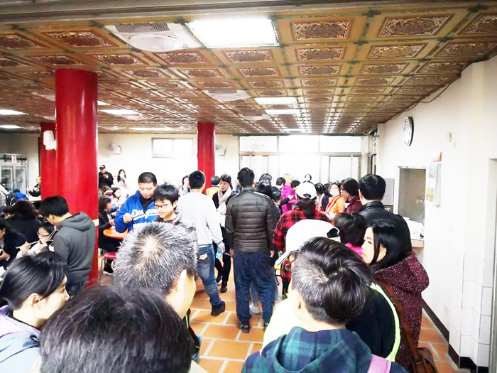 往年春節期間登太武山禮佛吃素齋，今年因為疫情關係，太武山海印寺取消除夕凌晨十二時的上頭香及春節初一至初九的供齋活動。（海印寺提供）