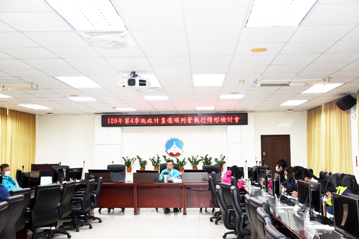 縣府代理秘書長陳朝金主持109年第四季施政計畫選項列管項目執行情形檢討會議。（翁維智攝）