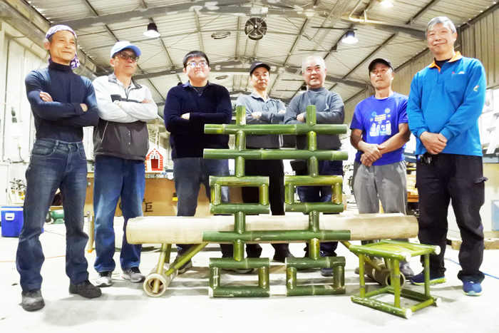 提昇資源回收物再造價值，林務所邀請羅川敦、陳威伯兩位老師蒞金指導竹材加工技術，帶領所內員工及鄉鎮公所清潔隊代表，用海漂廢竹製作長凳、囍字等竹製品。
（陳麗妤攝）