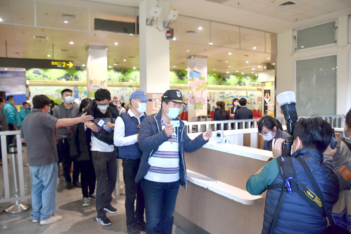 「藍色公路」海上旅遊行程22日首航，民眾開心搭船類出國。（陳冠霖攝）