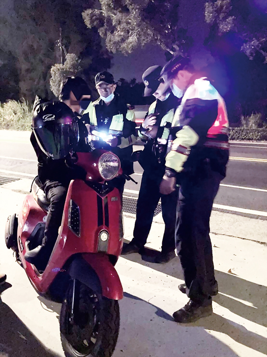 湖警查獲青少年無照駕駛。（金湖分局提供）