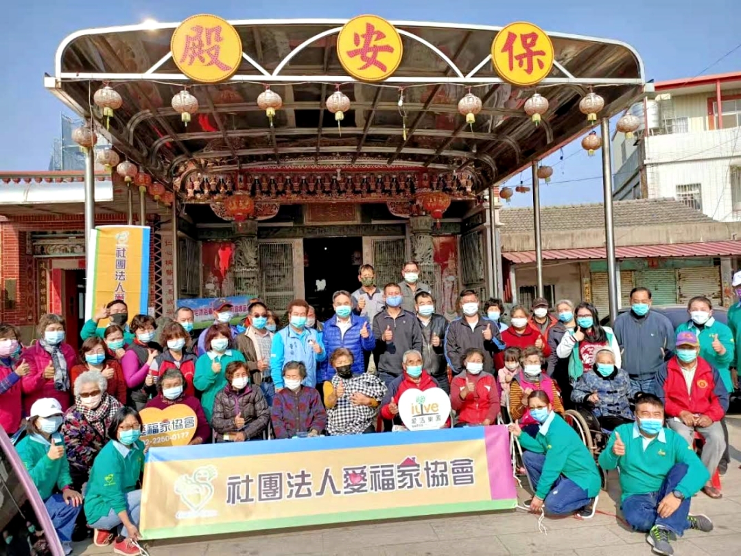 幫失能長者「澡」回幸福,縣府結合社團法人愛福家協會主辦「寒冬送暖~愛家關懷」活動,下鄉宣導「到宅沐浴車」服務。(縣府提供)