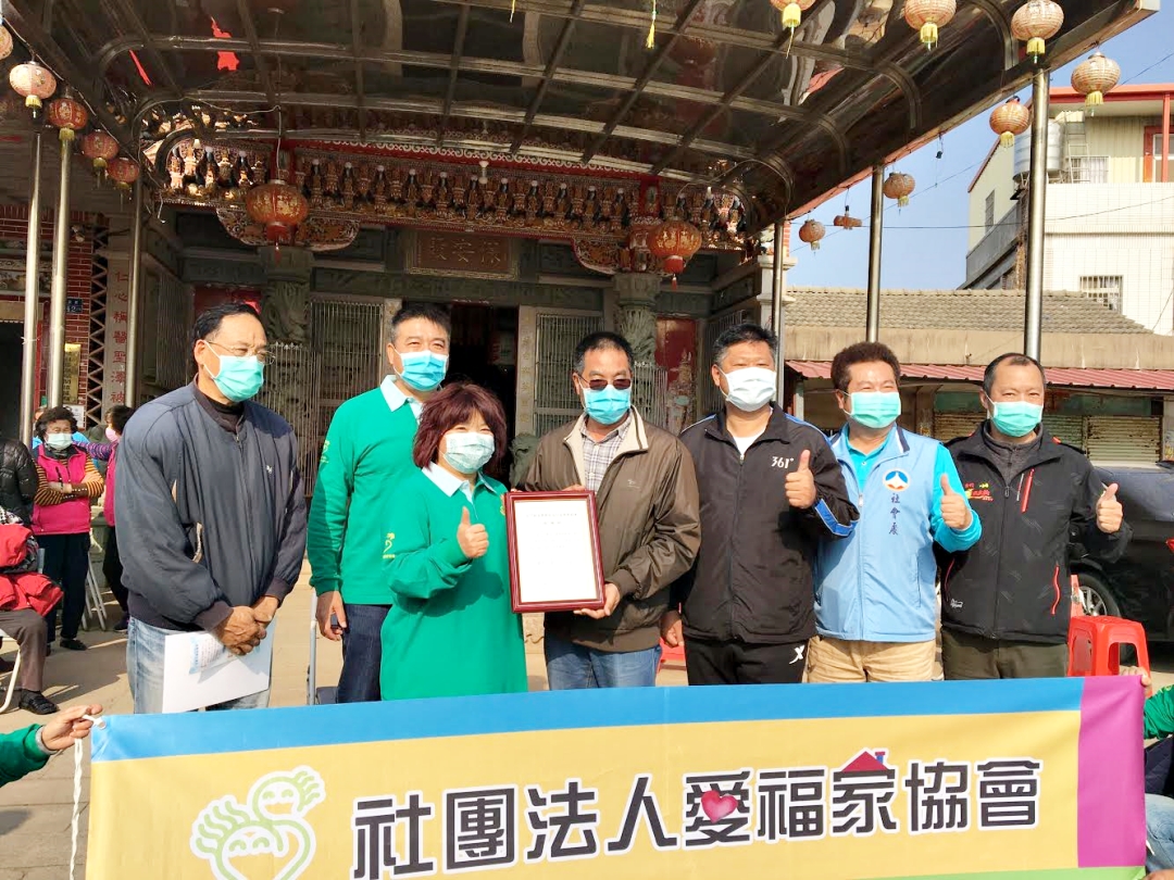 幫失能長者「澡」回幸福,縣府結合社團法人愛福家協會主辦「寒冬送暖~愛家關懷」活動,下鄉宣導「到宅沐浴車」服務。(縣府提供)
