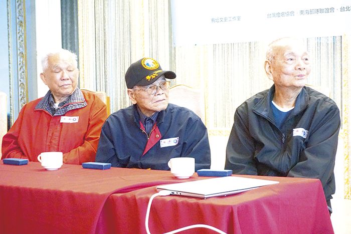 書中人物、當年南海部隊老兵張細山（左起）、黃菁華和邱水金出席與會。（高丹華提供）