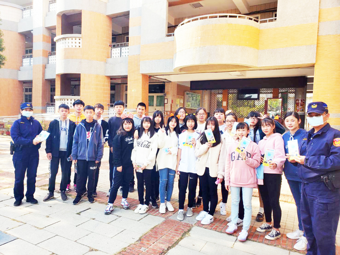 烈嶼國中昨日舉辦校園大隊接力賽跑活動：交通安全宣導。 （許加泰攝）