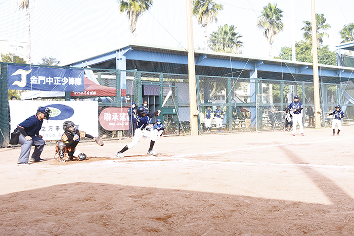 昨日比賽中地主隊金門中正國小對上苗栗楓樹國小，表現可圈可點，以12比5勝出進入八強複賽。（莊煥寧攝）