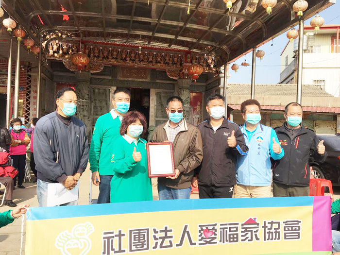 幫失能長者「澡」回幸福，縣府結合社團法人愛福家協會主辦「寒冬送暖~愛家關懷」活動，下鄉宣導「到宅沐浴車」服務。（縣府提供）