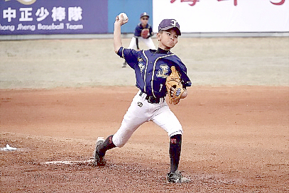 第一屆太武盃全國軟式少棒錦標賽8強賽金門縣中正國小對上高雄市金潭國小落敗，而場中投手與球員的表現，讓教練團滿意，認為已達成首要目標。（中正國小提供）