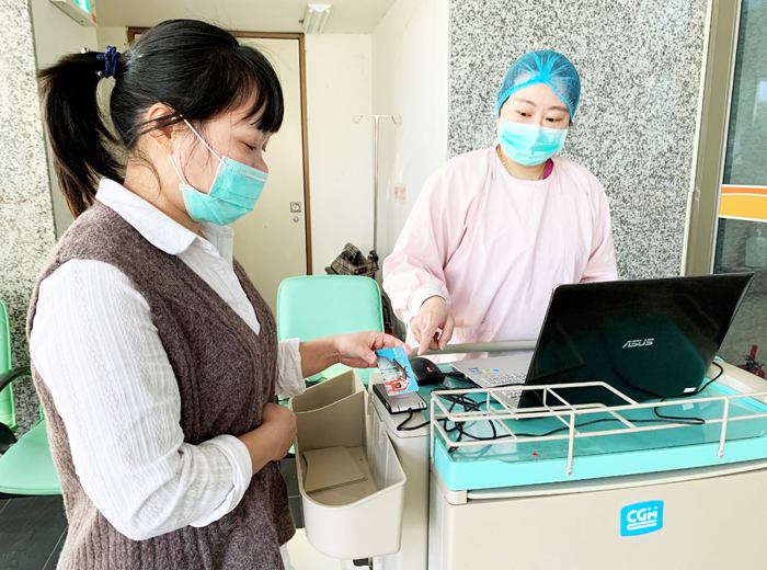 民眾進出金門醫院急診及五至七樓病房區，請攜帶縣民卡或身分證作電子登錄。（金門醫院提供）