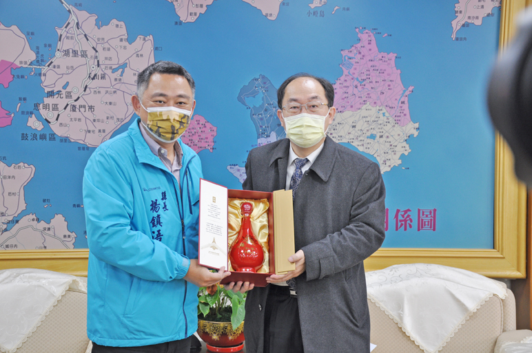 金門縣長楊鎮浯（左）今接見來訪臺北醫學大學副校長李飛鵬（右）和團隊及互贈禮物。（楊水詠攝）