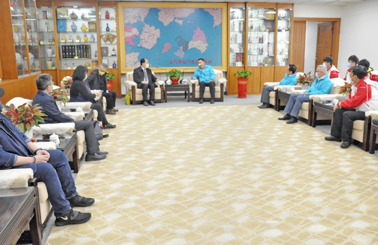 金門縣長楊鎮浯(中右)與臺北醫學大學副校長李飛鵬(中左)和團隊討論金門醫療及交換意見。(楊水詠攝)