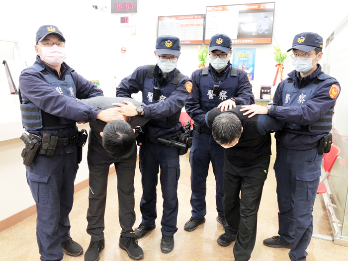 當金城警分局正在銀行進行防搶演練才結束的現場，竟然真的有兩名持槍的搶匪闖入並高喊「搶劫」，最後是由警方以優勢警力壓制歹徒，順利將2名搶匪逮獲。（莊煥寧攝）