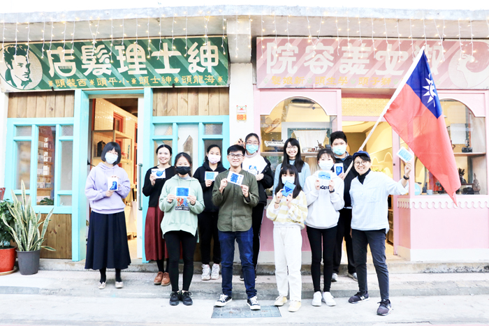 輔導主任張瑋涵帶領13位師生到訪「浯作工作室」，在張芝綾和楊文權解說下認識文創產業，並動手以藍曬原理完成獨一無二的藍曬手縫筆記本，在假期開端共度充滿文青風的美好時光。（金沙國中提供）