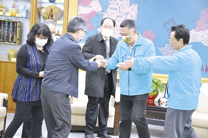 金門縣長楊鎮浯昨接見臺北醫學大學副校長李飛鵬與臺北醫學大學楓林幸服服務團隊，並討論醫療和交換意見。（楊水詠攝）