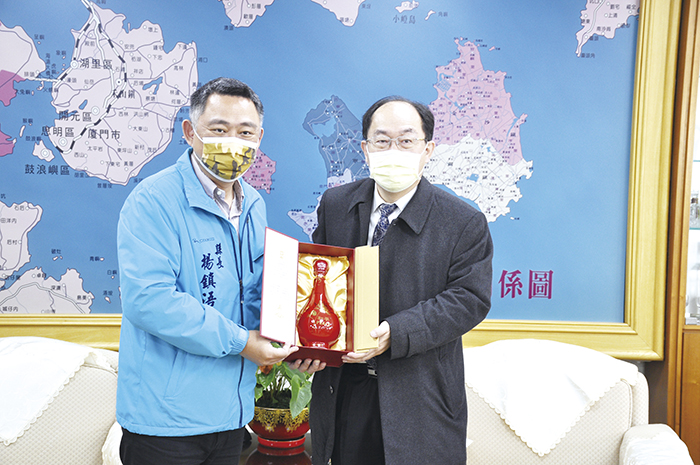 縣長楊鎮浯與臺北醫學大學副校長李飛鵬互換禮物，並與臺北醫學大學楓林幸服服務團隊合影。（楊水詠攝）