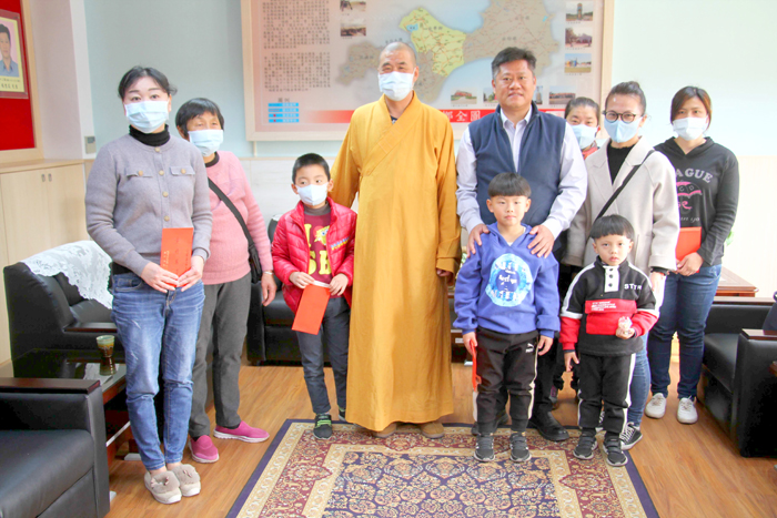 金門縣佛教弘法基金會辦理慰問寒冬春節急難疾困家庭。（李金鎗攝）