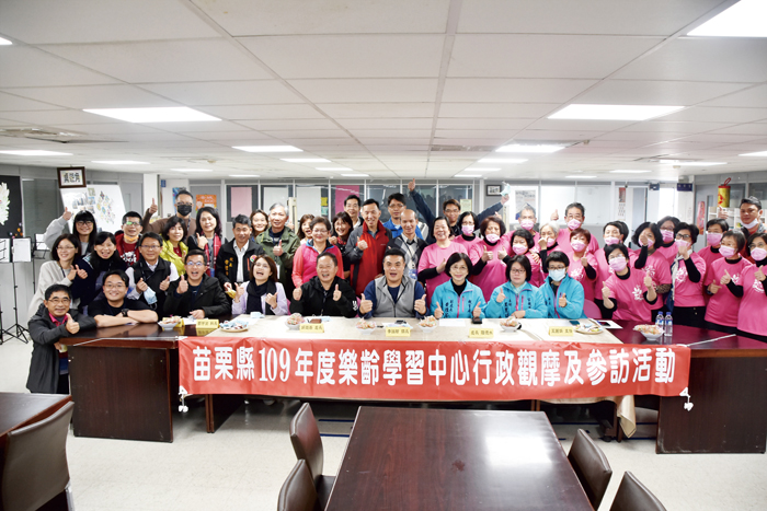 苗栗縣樂齡學習中心參訪團一行在金城樂齡學習中心志工的指導下體驗捲紙藝術。（詹宗翰攝）