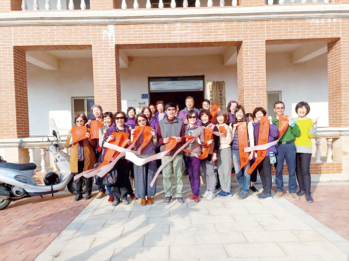 社區民眾除舊迎新。（賢聚社區提供）