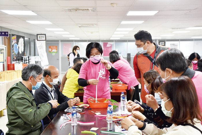 苗栗縣樂齡學習中心參訪團一行在金城樂齡學習中心志工的指導下體驗捲紙藝術。（詹宗翰攝）