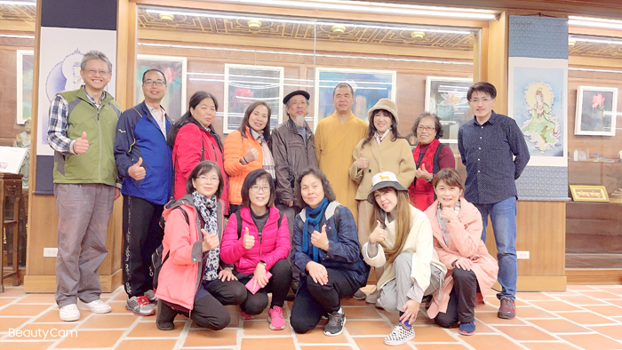 海印寺住持性海法師邀請縣籍藝術家吳鼎仁、王婷、林翠雲在「安心石室」舉行「佛緣藝術中西畫聯展」。(金門縣太武山海印寺弘法基金會提供)