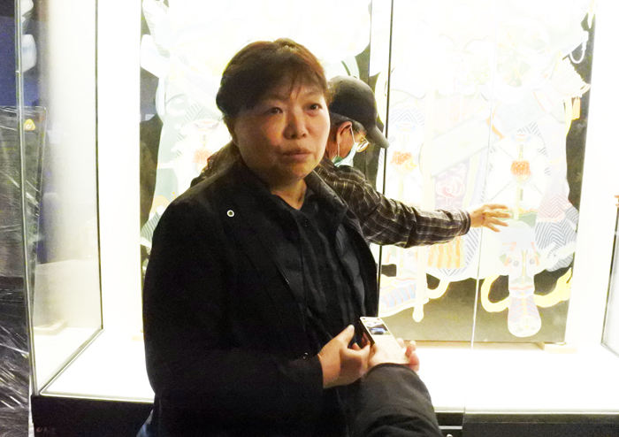 陳淑華現場介紹兩對門神之特色及價值。(陳麗妤攝)