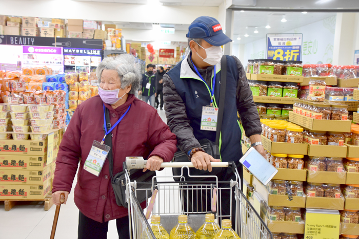 由台電塔山電廠發起的「關懷老人－採購年貨活動」，整合在地各分電廠的志工，陪同長者們一起聰明採買，並幫他們裝箱送回住處。
（塔山電廠提供、詹宗翰攝）