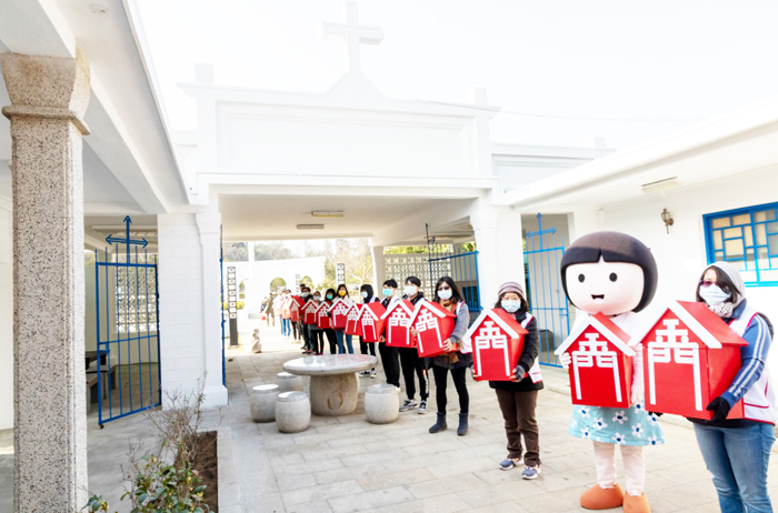 家扶中心義工接力傳遞金門公益電話亭，象徵傳遞愛心。（陳冠霖攝）