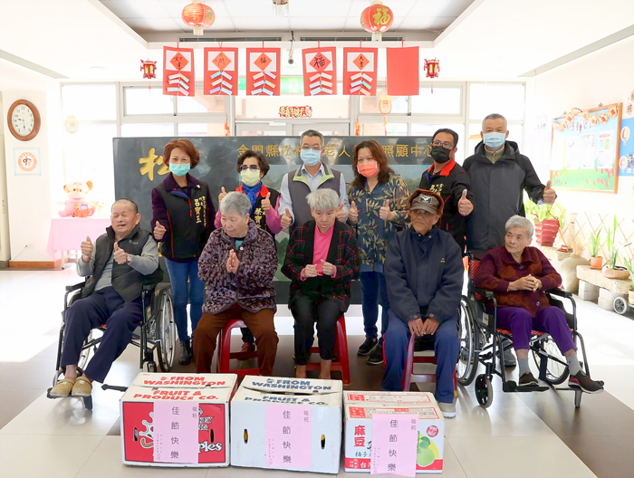 金沙鎮公所、金沙鎮民代表會，昨日聯袂前往福田、松柏園、大同之家慰問關懷，致贈應景禮品向鄉親賀節。（陳麗妤攝）