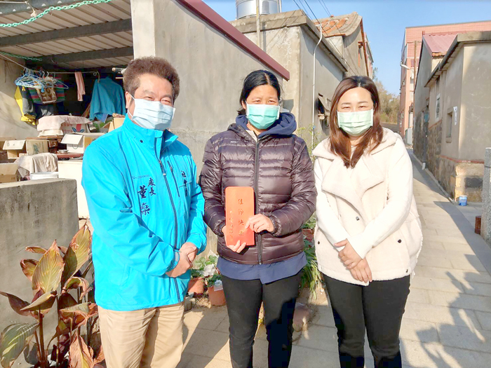 社會處長董燊與烈嶼鄉長洪若珊等陪同慰助烈嶼鄉鄉親，表達關懷之意。（社會處提供）