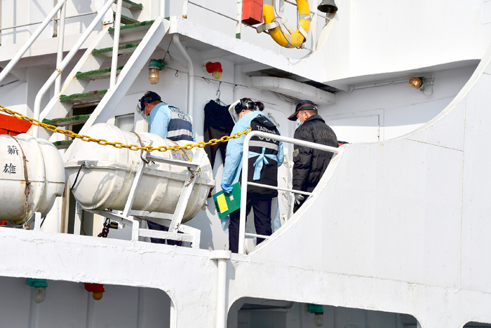 疾管署人員上船檢疫。（陳冠霖攝）