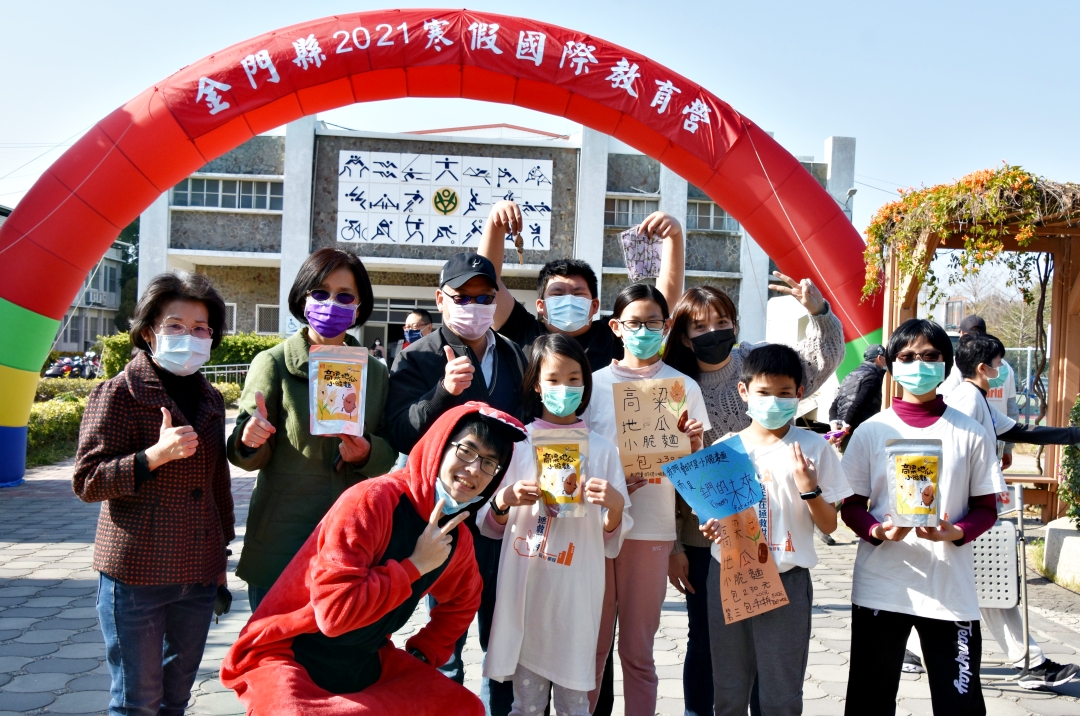 研習活動後舉行「孩子們的創新創業園遊會」,最後實戰上場銷售。(李金鎗攝)