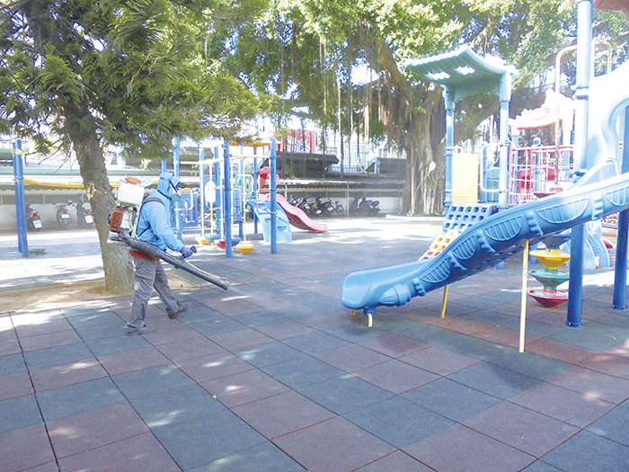 為防範任何「疫」外發生，金城鎮公所加強觀光熱點、人潮集處、交通場站、民眾經常洽公機關、學校等周遭外圍環境之防治消毒，以降低病毒傳播風險。（金城鎮公所提供）