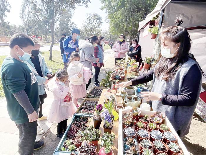 林務所假日花市活動昨登場，計有9間地區花卉園藝廠商參與，提供應景花卉供鄉親選購。（陳麗妤攝）