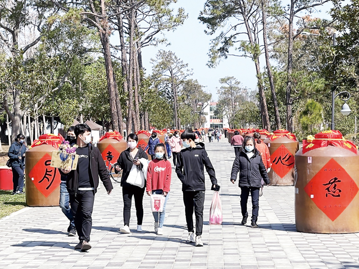 林務所假日花市活動昨登場，吸引不少鄉親前往一遊。（陳麗妤攝）