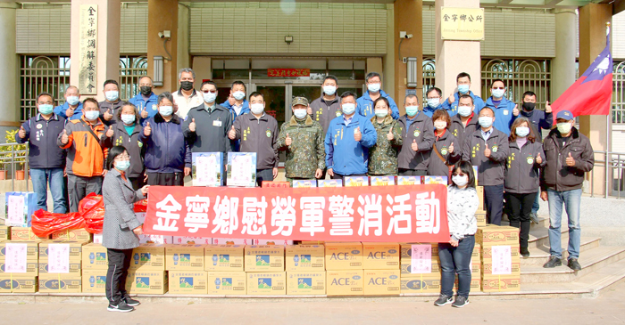 金寧鄉長楊忠俊偕同鄉代會主席莊振源率金寧各界代表慰問軍警消的辛勞，並送禮賀節。（李金鎗攝）