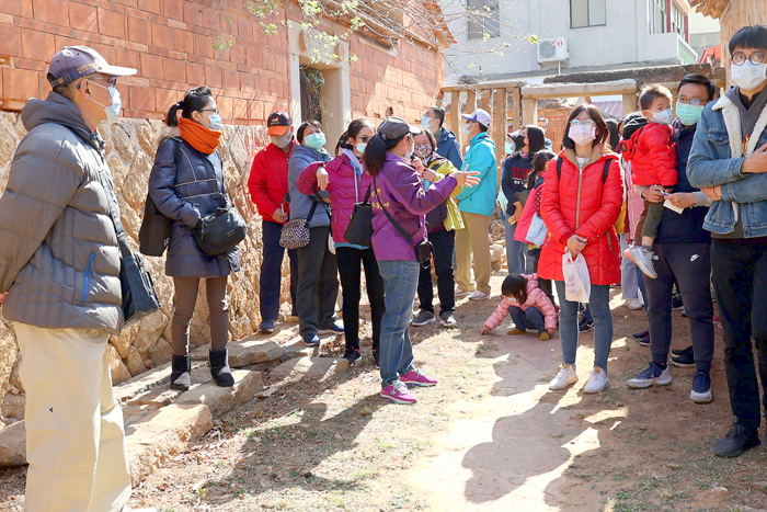 沙美老街免費導覽解說遊程，首發團昨日登場，吸引50餘位遊客參與。
（陳麗妤攝）