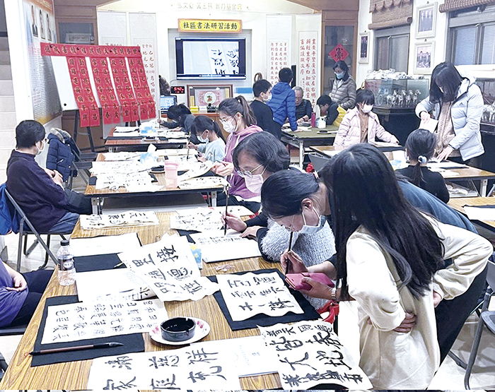 張文夏、黃玉燕紀念館「109學年寒假書法研習活動」，由張水團老師帶領與會學生及親子提筆練字，並一一指導。逢農曆春節也傳授春聯書寫之道，讓會場充滿濃濃的年節氣氛，也為活動劃下圓滿句點。（陳麗妤攝）