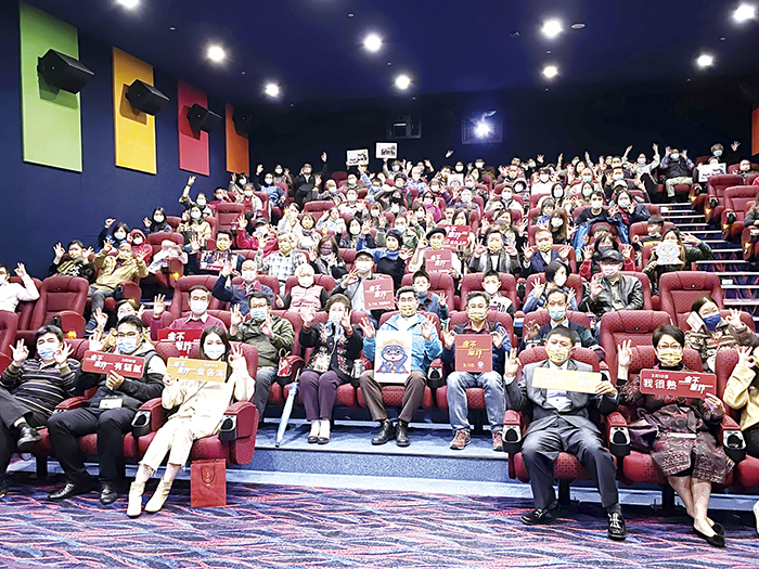 過年賀歲電影《金不厭詐》在金門舉辦特映會。（陳冠霖攝）