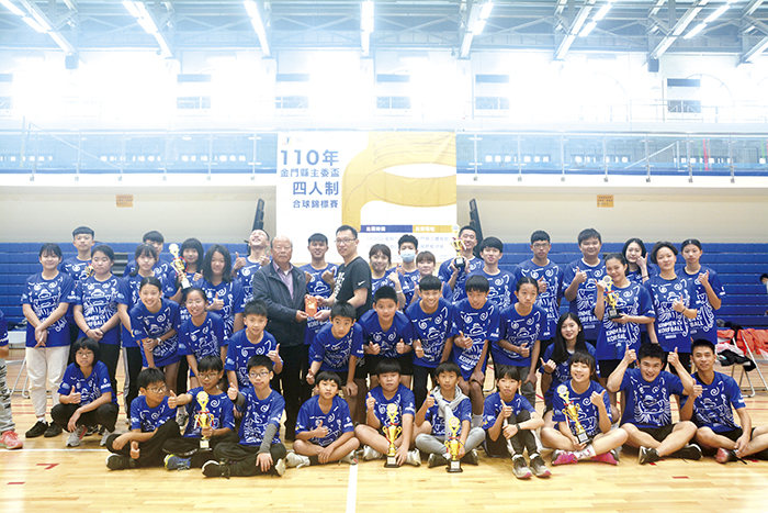 洪成發贊助活動經費，盼種下合球種子，在金門深根、發展。（許加泰攝）