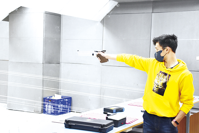 金門高中射擊隊於今年成立，延請教練指導同學的基礎動作，形塑對該運動應有的心理認知。（詹宗翰攝）