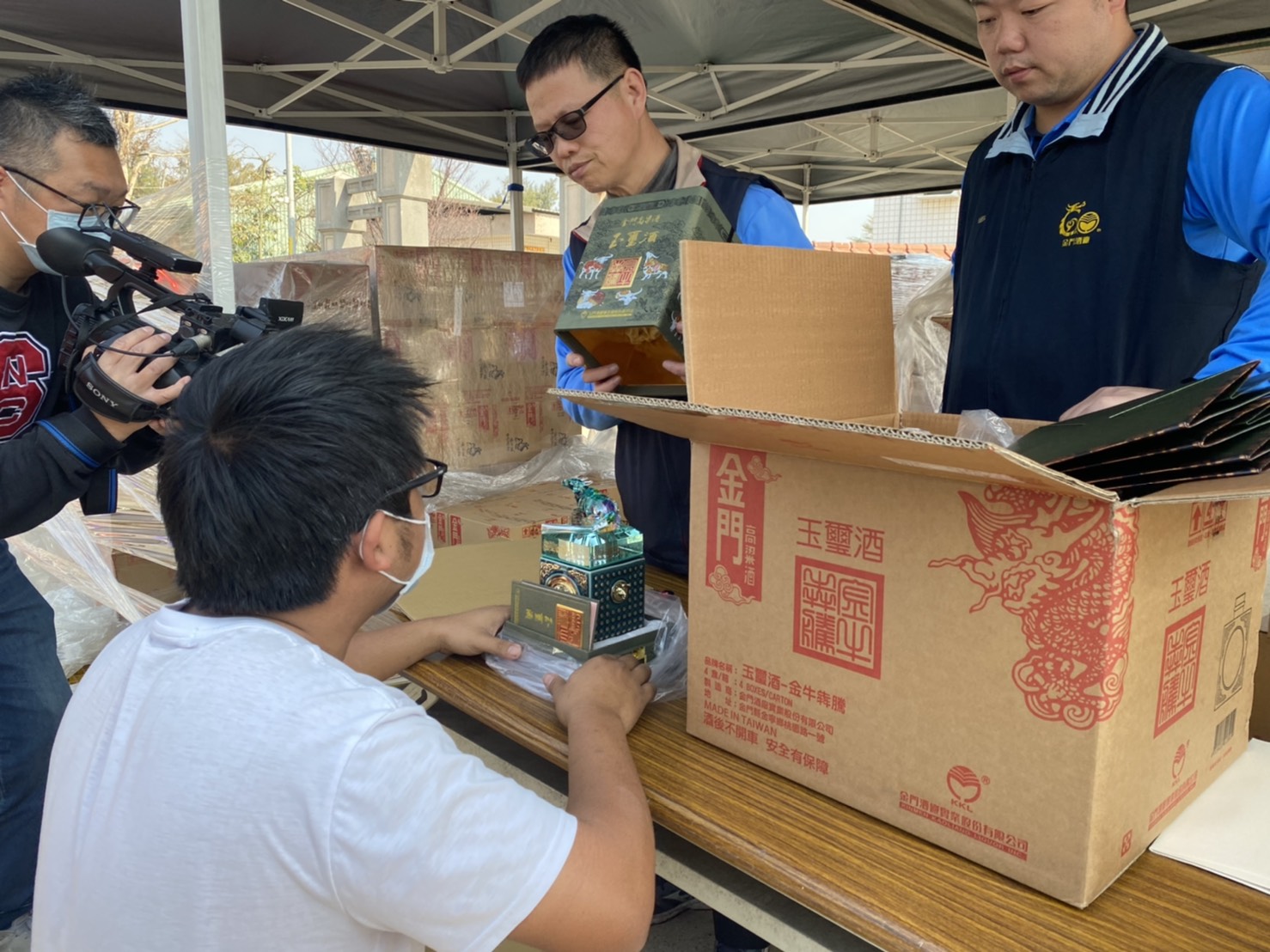買主開心前往金酒公司寧山庫購買玉壐酒。(許加泰攝)