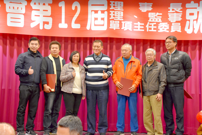 金門縣體育會各項運動委員會主任委員從理事長手中接過聘書，將為金門各項體育運動的推展努力。（詹宗翰攝）